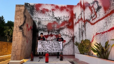 Activistas de Futuro Vegetal tiñen de rojo y negro la mansión de 11 millones de Messi en Ibiza