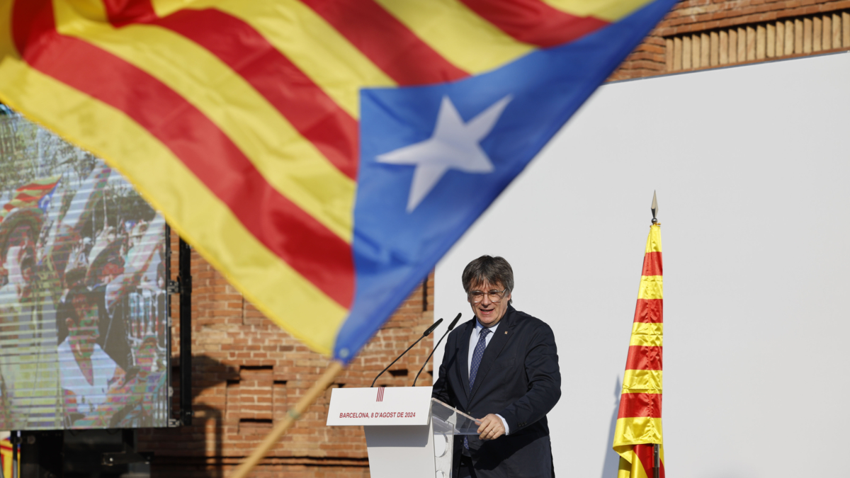 El expresidente catalán Carles Puigdemont interviene en el acto de bienvenida para el que miles de independentistas se congregan en el paseo Lluís Companys de Barcelona, junto al Parlament. Tras casi siete años huido en el extranjero, y pese a la orden de detención nacional contra él, Puigdemont ha decidido regresar a Cataluña con la intención de asistir, este jueves 8 de agosto, a la investidura de Salvador Illa.