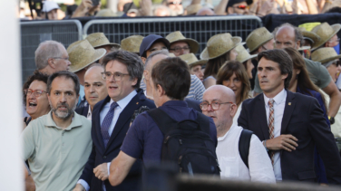 La ANC se mofa de Illa y los Mossos en la Diada con la venta de sombreros subversivos