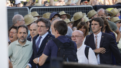 La ANC se mofa de Illa y los Mossos en la Diada con la venta de sombreros subversivos