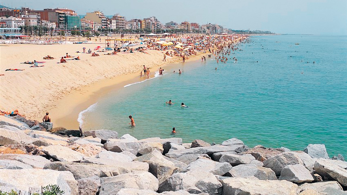 Cada municipio tiene potestad para dictar su propia normativa sobre el uso de las playas de España, existiendo diferentes criterios sobre qué actividades están permitidas o prohibidas /Shutterstock