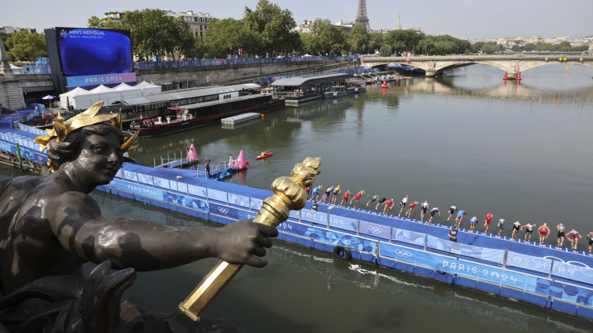 Los triatletas se lanzan al río Sena para competir en la primera etapa de la prueba de triatlón femenino de los Juegos Olímpicos de París 2024 este miércoles en París, Francia. EFE/ Miguel Gutiérrez