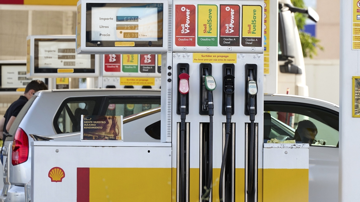 Surtidores en una gasolinera en una imagen de archivo