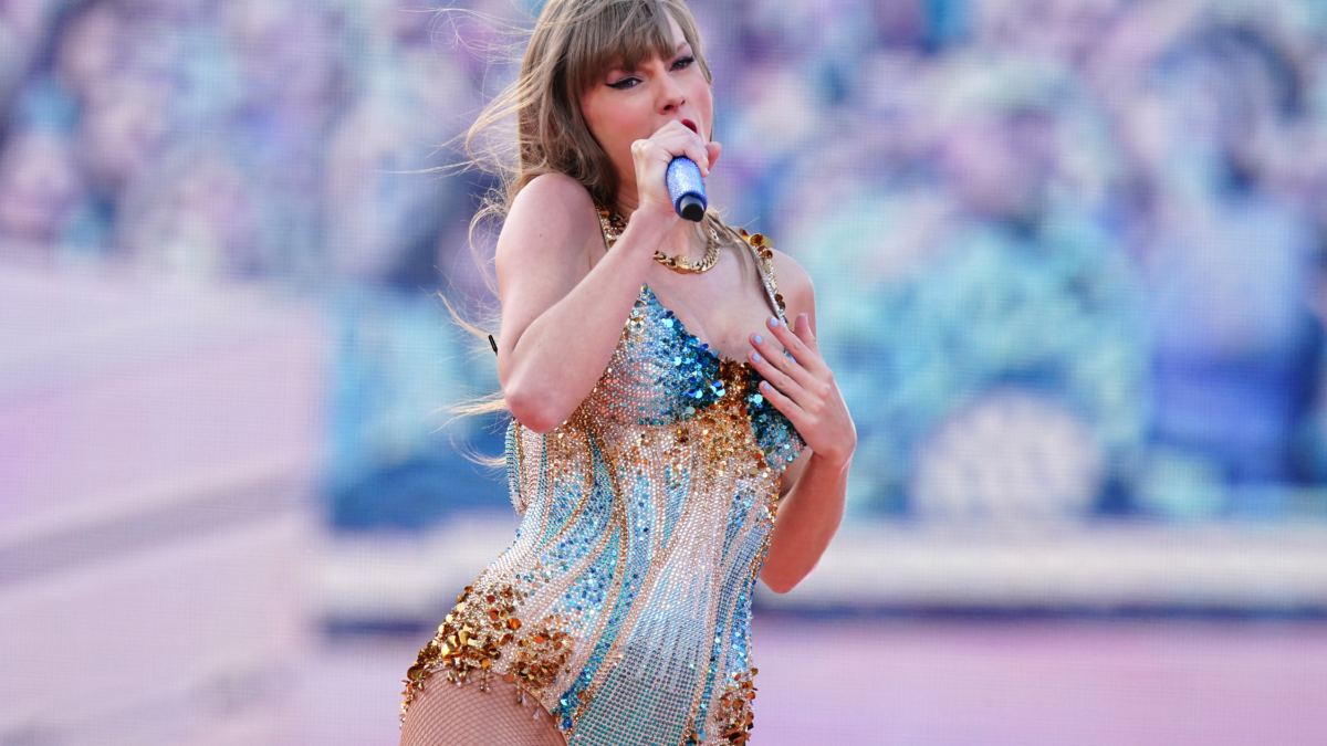 La cantante estadounidense Taylor Swift actúa en el escenario durante su Eras Tour en el estadio Murrayfield de Edimburgo