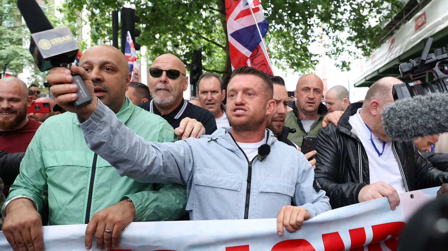 Tommy Robinson, supremacista blanco, encabeza una marcha en Londres