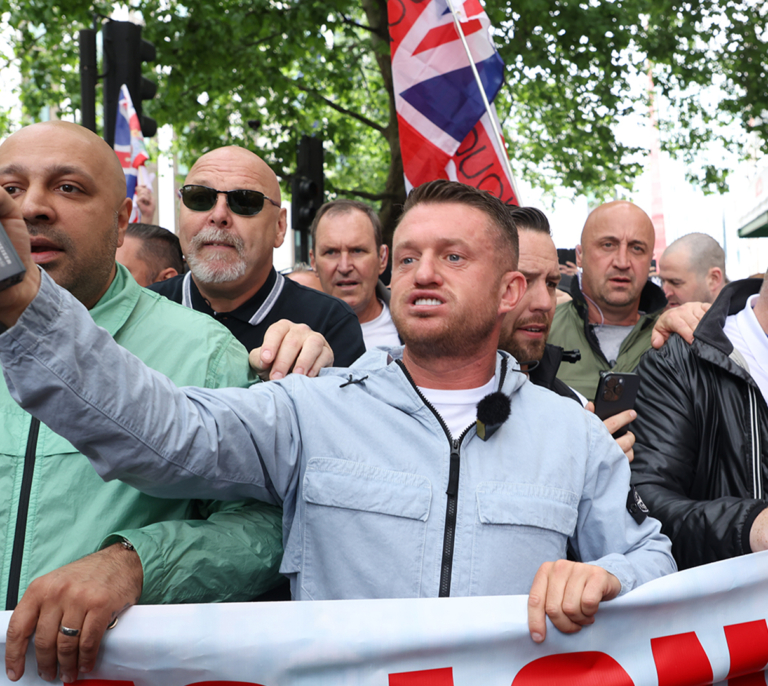 Tommy Robinson, el anti islamista (a la fuga) detrás de los disturbios racistas en el Reino Unido