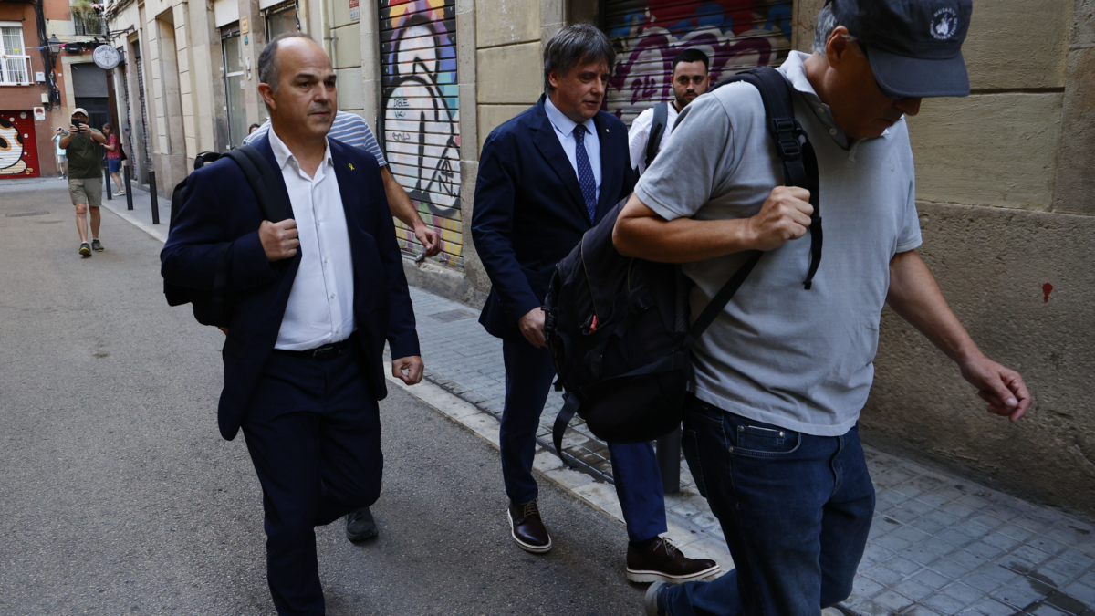 El expresidente de la Generalitat Carles Puigdemont camina por las calles de Barcelona en su regreso fugaz a España