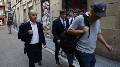 Gorras de béisbol, un Peugeot que era un Honda y una puerta abierta en el Parlament: las claves de la huida de Puigdemont