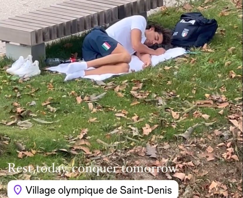El oro Thomas Ceccon pillado durmiendo al raso en la Villa Olímpica