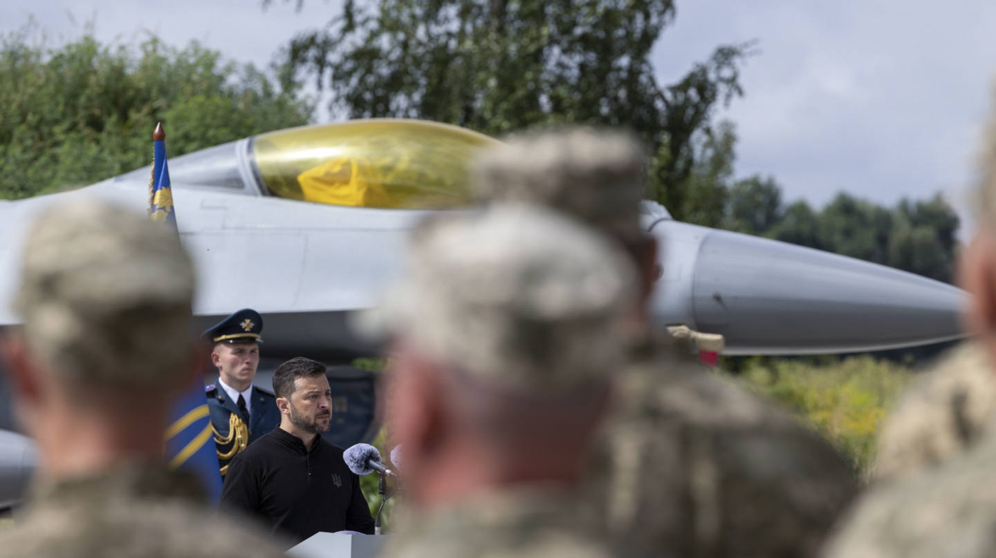 El presidente ucraniano, Volodimir Zelenski, con los primeros F-16 occidentales.