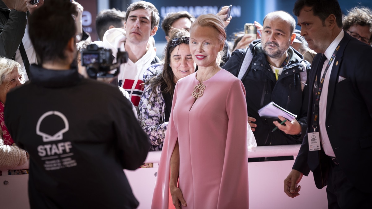 La actriz Pamela Anderson posa en la alfombra roja tras la proyección de su película 'The last showgirl', en San Sebastián