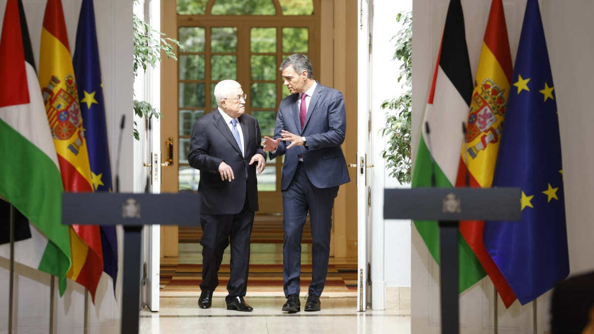 MADRID, 19/09/2024.- El presidente del Gobierno, Pedro Sánchez, y el presidente palestino Mahmud Abás (i), durante la rueda de prensa posterior a la reunión mantenida este jueves en el Palacio de La Moncloa. EFE/Javier Lizón