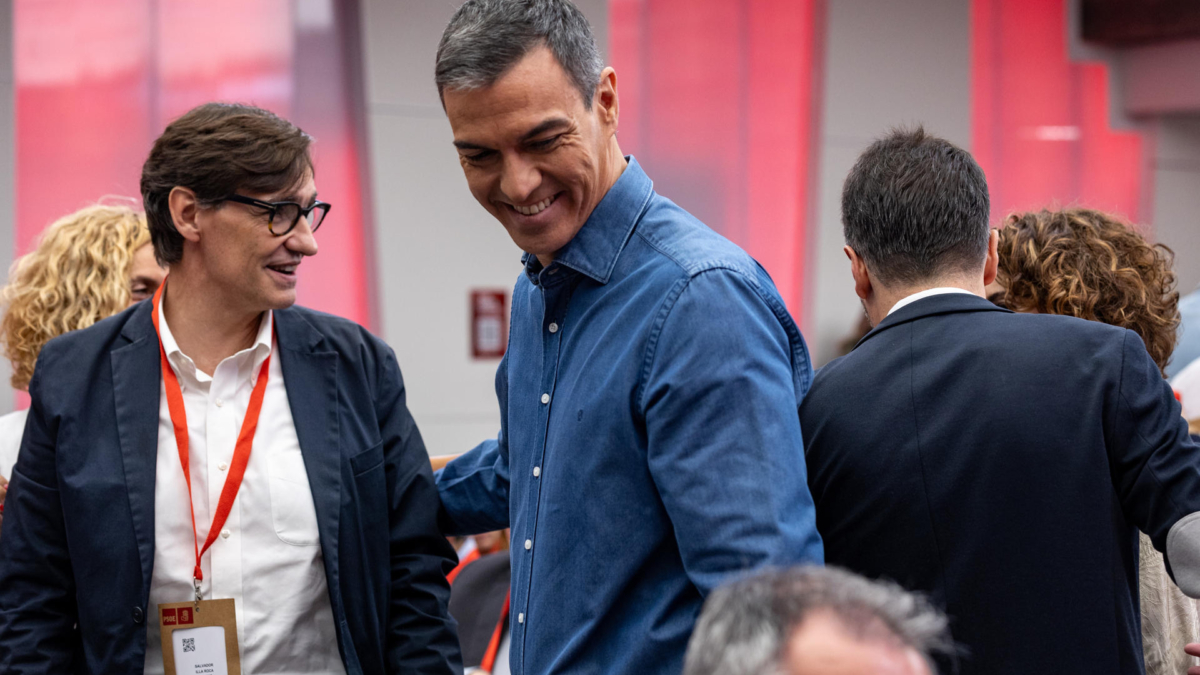 El líder socialista y presidente del Gobierno, Pedro Sánchez, y el presidente de la Generalitat de Cataluña, Salvador Illa, durante el Comité Federal del PSOE este sábado en Madrid.