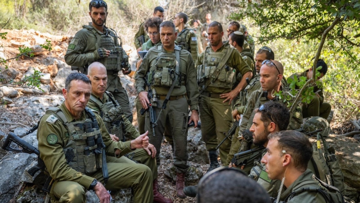 El jefe de la IDF, Herzi Halevi, en el centro, de pie, rodeado de soldados apostados en el norte.