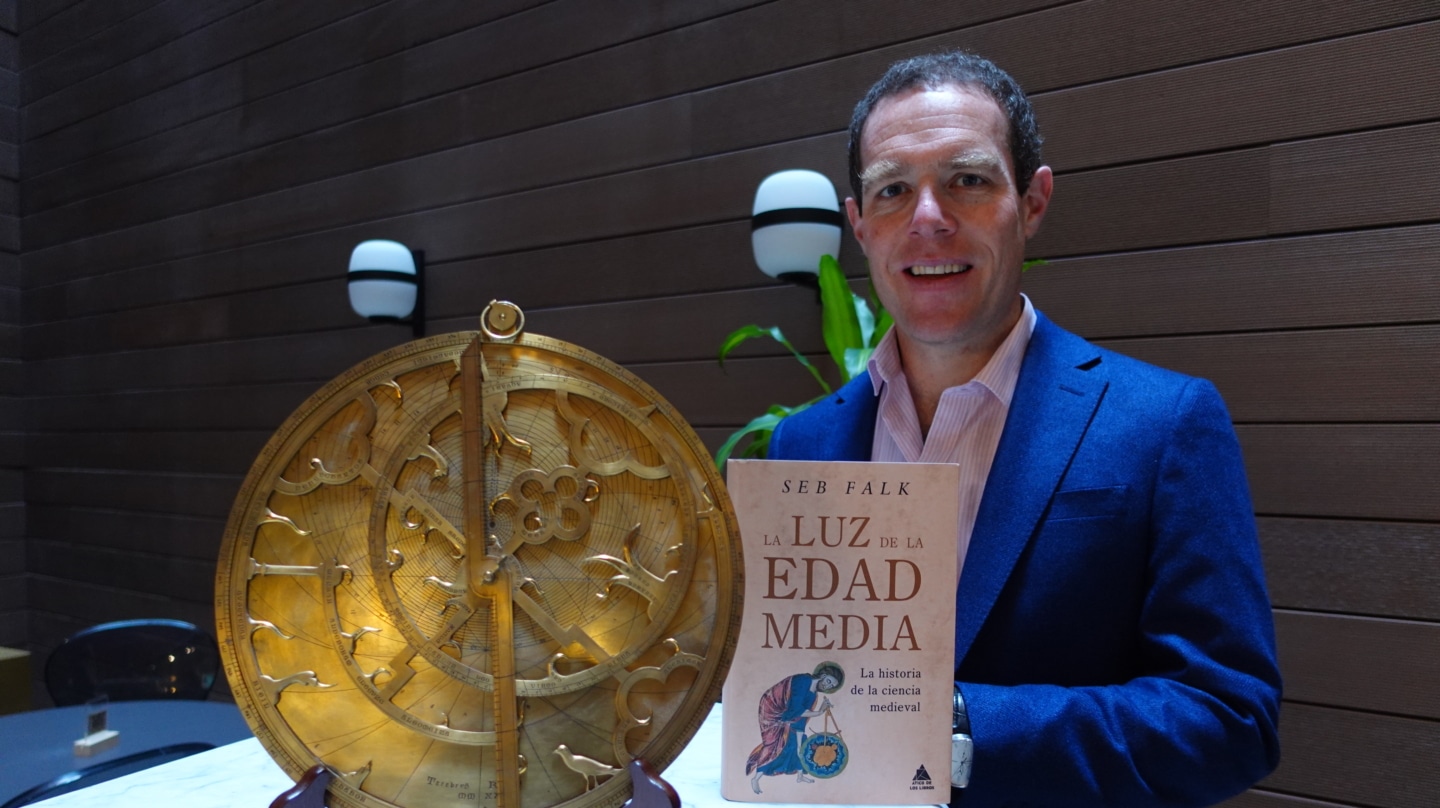 El medievalista, Seb Falk posa para un retrato con su libro.