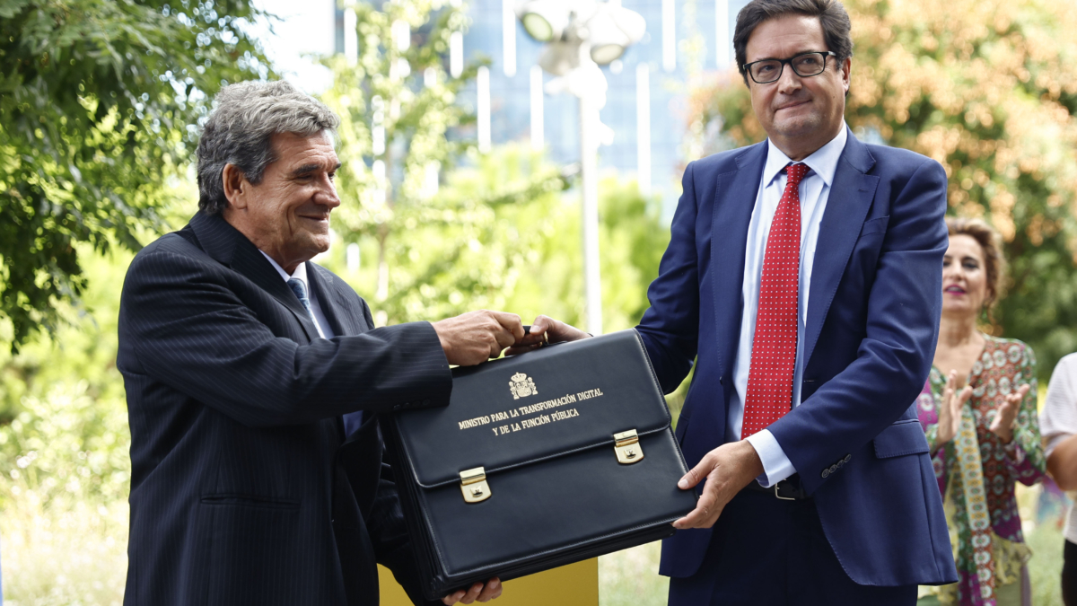 MADRID, 06/09/2024.- El nuevo ministro de Transformación Digital y de la Función Pública, Óscar López (d), recibe la cartera ministerial de manos de su predecesor, José Luis Escrivá, en el Ministerio de Transformación Digital, este viernes. EFE/ Rodrigo Jiménez