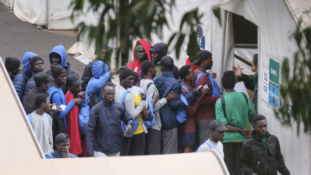 Un grupo de jóvenes migrantes camina este martes por los alrededores del Centro de Atención Temporal para Extranjeros de Las Raíces (Tenerife).