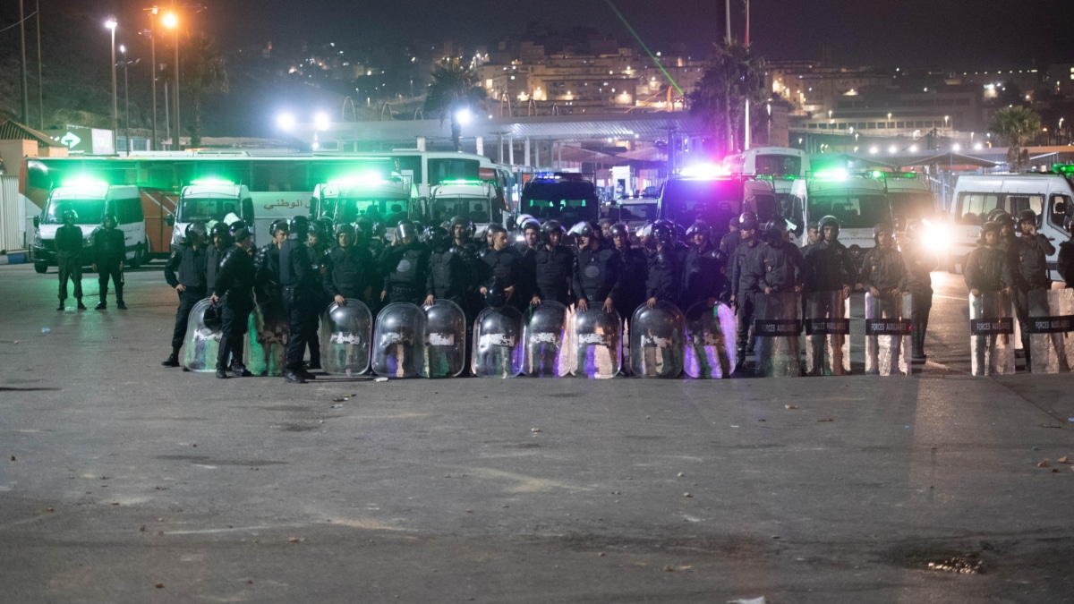 Fuerzas de seguridad marroquíes se preparan por un posible intento masivo para cruzar la frontera con España