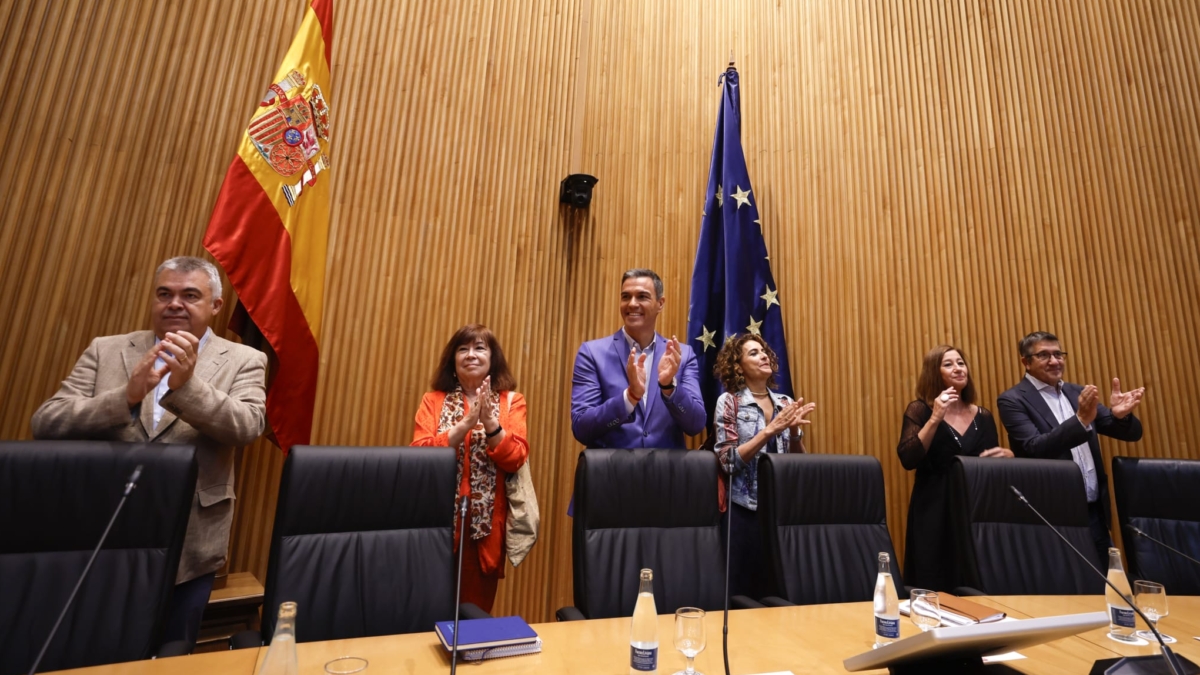 MADRID, 16/09/2024.- El presidente del Gobierno, Pedro Sánchez (c), al inicio de la reunión interparlamentaria del grupo parlamentario socialista este lunes en el Congreso. (De izq a der) El diputado en el Congreso y secretario de Organización del PSOE, Santos Cerdán; la senadora y presidenta del PSOE, Cristina Narbona; el presidente del Gobierno, Pedro Sánchez, la vicepresidenta primera y ministra de Hacienda, María Jesús Montero; la presidenta del Congreso, Francina Armengol, y el portavoz parlamentario socialista, Patxi López. EFE/ Javier Lizón