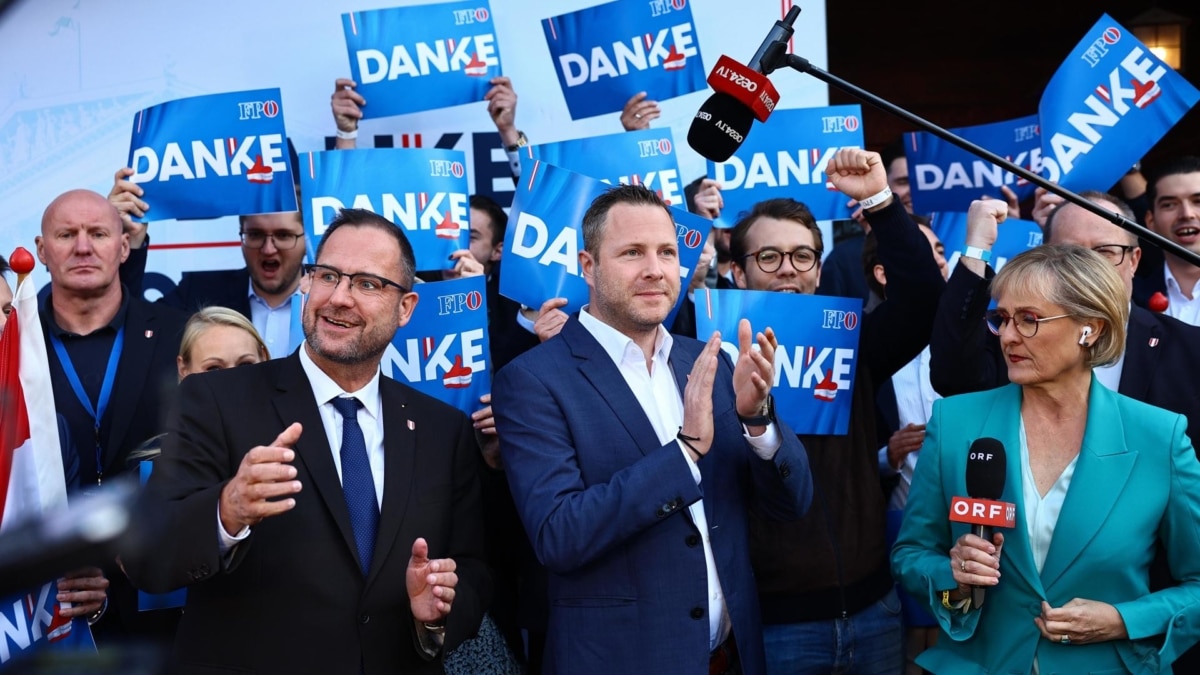 Miembros del partido Libertad por Austria celebran los primeros resultados electorales en Viena.