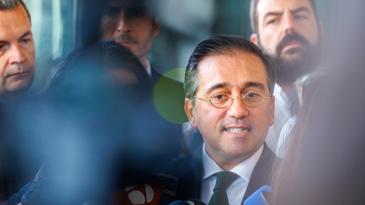 Brussels (Belgium), 19/09/2024.- Spanish Foreign Minister Jose Manuel Albares speaks with the media representatives outside the European Commission following a meeting with EU Vice President Maros Sefcovic, British Foreign Secretary David Lammy, and Gibraltar Chief Minister Fabian Picardo on Brexit and Gibraltar, in Brussels, Belgium, 19 September 2024. (Bélgica, Bruselas) EFE/EPA/OLIVIER MATTHYS