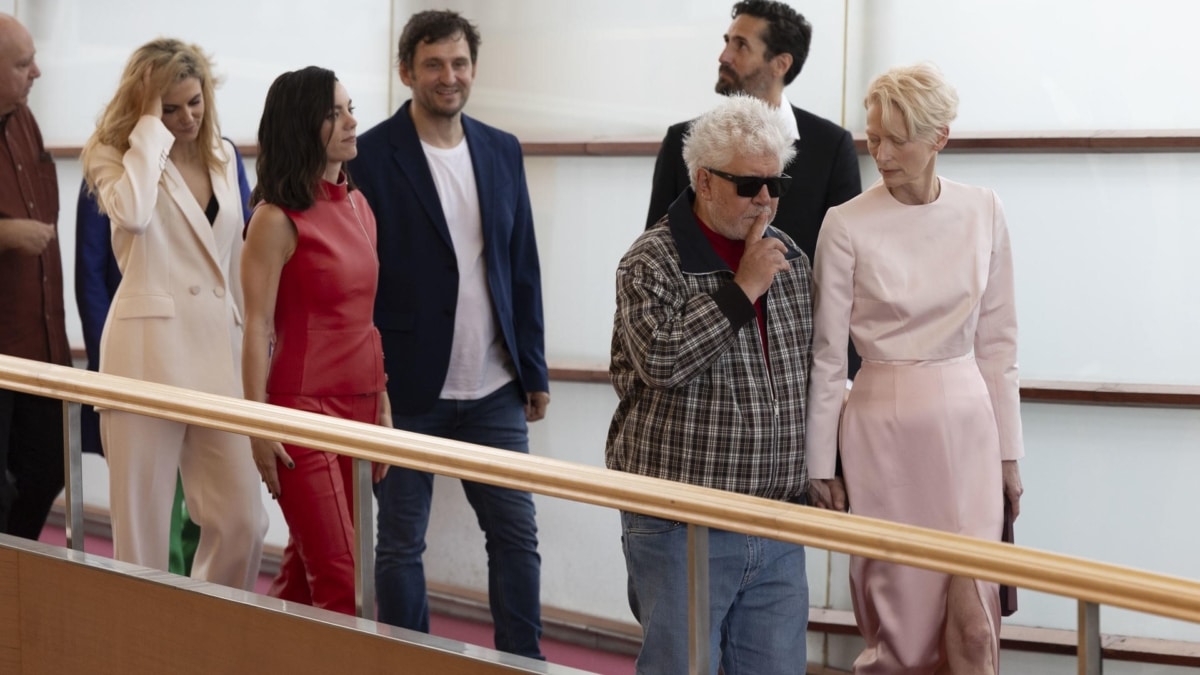 Almodóvar y su elenco esta mañana en San Sebastián.