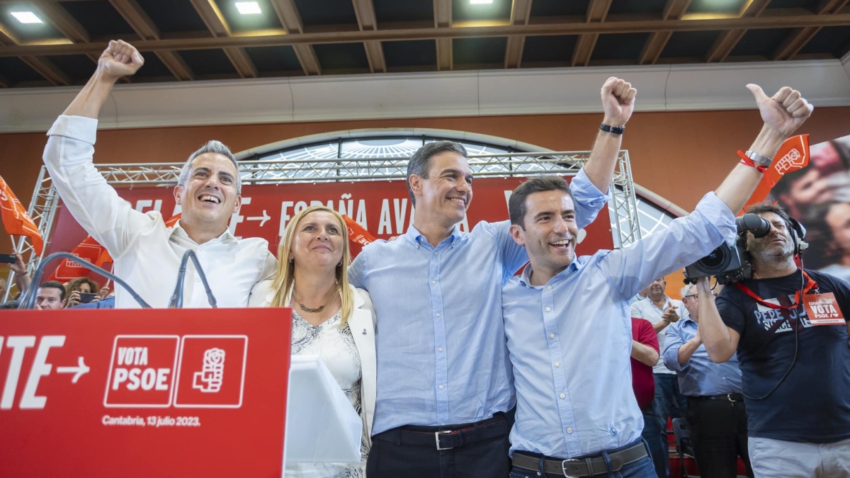 El secretario general del PSOE y presidente del Gobierno, Pedro Sánchez (2d), con el líder del partido en Cantabria, Pablo Zuloaga (i), con los entonces candidatos al Congreso Pedro Casares (d) y Noelia Cobo (2i), en un mitin de campaña de las últimas generales, el 13 de julio de 2024 en Santander.