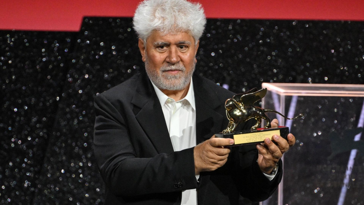 Almodóvar recibe el premio León de Oro por su película 'La habitación de al lado'