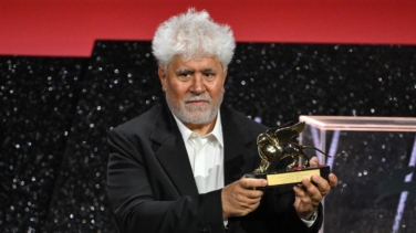 Almodóvar hace historia, gana el León de Oro en Venecia con 'La habitación de al lado'