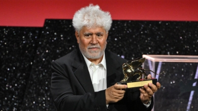 Almodóvar hace historia, gana el León de Oro en Venecia con 'La habitación de al lado'