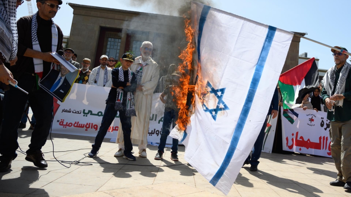 Manifestantes marroquíes queman la bandera de Israel en Rabat.