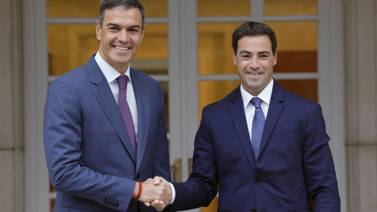 El presidente del Gobierno, Pedro Sánchez, y el lehendakari, Imanol Pradales, hoy antes de su reunión en La Moncloa.