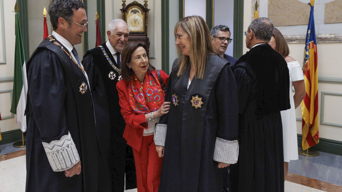 El fiscal general del Estado, Álvaro García Ortiz, junto a la ministra de Defensa, Margarita Robles, y la nueva presidenta del CGPJ y del Tribunal Supremo, Isabel Perelló