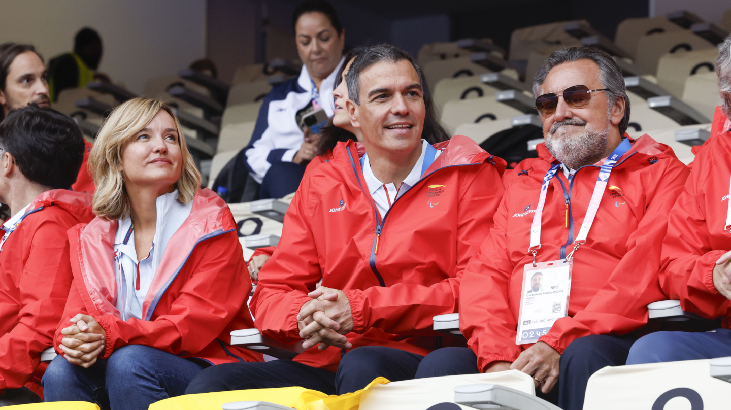 PARÍS (FRANCIA), 05/09/2024.- El presidente del Gobierno, Pedro Sánchez (c), junto a la ministra de Educación, Formación Profesional y Deportes, Pilar Alegría, y el presidente del Comité Paralímpico Español, Miguel Carballeda, asisten desde las gradas del Estadio de Francia a la jornada matutina de atletismo este jueves en París. EFE/ Javier Etxezarreta