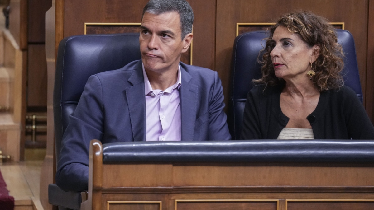 MADRID, 17/09/2024.- El presidente del Gobierno Pedro Sánchez (i) y la vicepresidenta primera del Gobierno María Jesús Montero durante el pleno del Congreso de los Diputados celebrado este martes en Madrid. EFE/ Borja Sánchez-Trillo