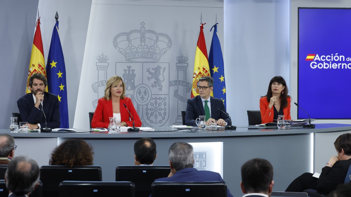 MADRID, 17/09/2024.- El ministro de Cultura, Ernest Urasun (izda.-dcha.), la ministra de Educación, Formación Profesional y Deportes, Pilar Alegría, el ministro de la Presidencia, Justicia y Relaciones con las Cortes, Félix Bolaños, y la ministra de Inclusión, Seguridad Social y Migraciones, Elma Saiz, durante la rueda de prensa posterior al Consejo de Ministros, este martes en Madrid. EFE/ Javier Lizón