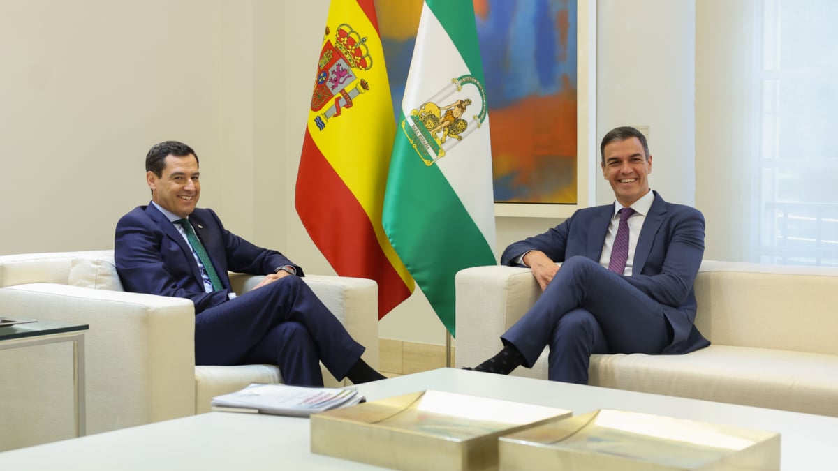 MADRID, 20/09/2024.-El jefe del Ejecutivo, Pedro Sánchez, durante su reunión este viernes en la Moncloa con el presidente de la Junta de Andalucía Juanma Moreno, en el marco de la ronda de contactos con todas las autonomías anunciada tras pactar con ERC una 'financiación singular' para Cataluña., este viernes en el Pàlacio de La Moncloa.- EFE/ Kiko Huesca