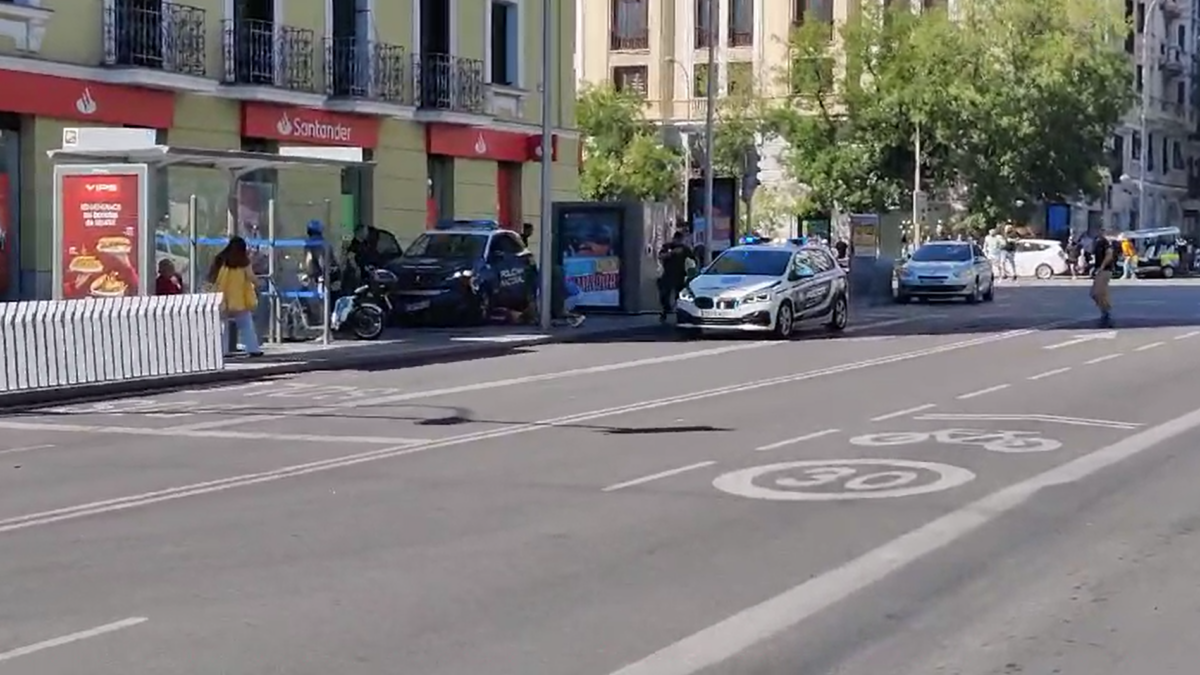 Un coche de Policía descontrolado atropella en el centro de Madrid a tres mujeres y un bebé