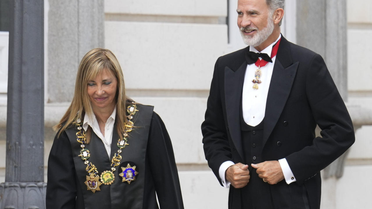 La nueva presidenta del CGPJ, Isabel Perelló, a su llegada este jueves al Tribunal Supremo junto al Rey Felipe Vi, donde se celebra el acto de apertura del año judicial.