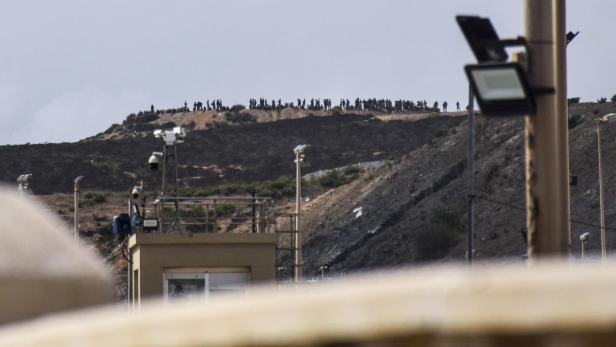 Cientos de jóvenes se concentran en un monte y una playa de Marruecos en un intento de entrada masivo a Ceuta