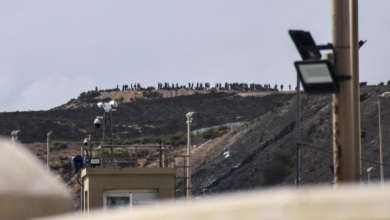 Cientos de jóvenes se concentran en un monte y una playa de Marruecos en un intento de entrada masivo a Ceuta