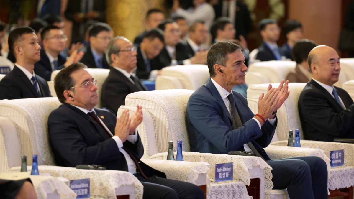 Beijing (China), 09/09/2024.- Spanish Prime Minister Pedro Sanchez (C), China's Vice Premier Liu Guozhong (R), and Spain's minister of Foreign Affairs Jose Manuel Albares attend the opening of the 9th Spain-China Forum (Foro Espana China) in Beijing, China, 09 September 2024. Sanchez is visiting China until 11 September 2024, aiming to 'maintain the political momentum of the bilateral relationship, strengthen economic and trade relations and support culture, education and the development of the economy' according to a statement he made on social media. (España) EFE/EPA/ANDRES MARTINEZ CASARES