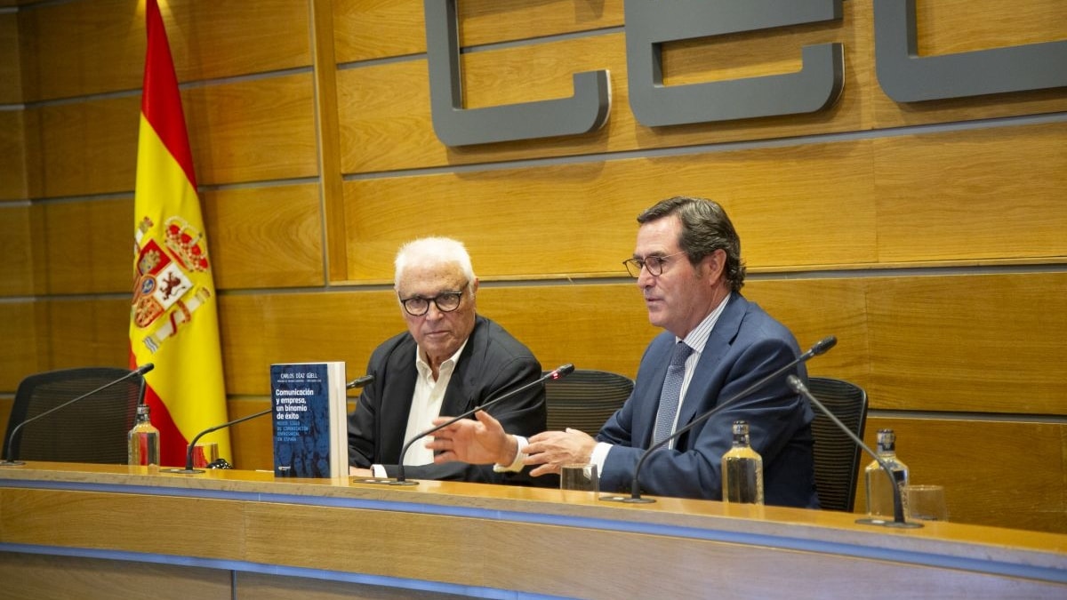 El periodista y experto en comunicación Carlos Díaz Güell presenta su libro junto a Antonio Garamendi