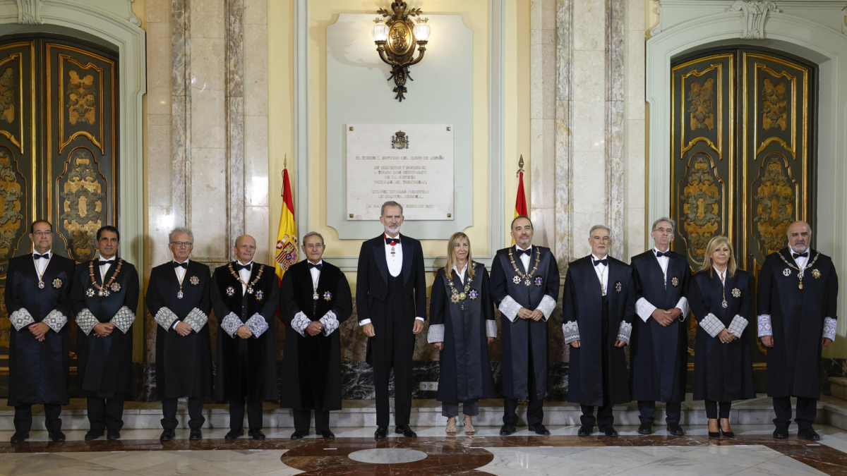 El rey Felipe VI y la presidenta del CGPJ, Isabel Perelló, junto a los jueces del Tribunal Supremo, donde se celebra el acto de apertura del año judicial