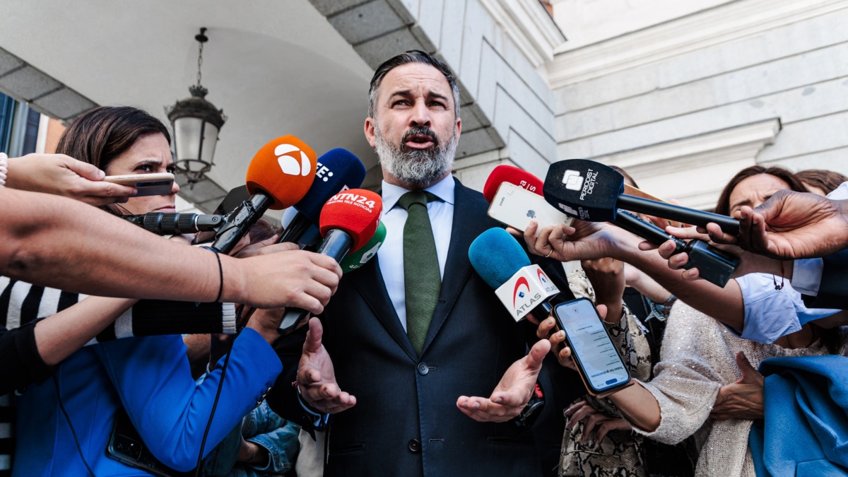 El presidente de Vox, Santiago Abascal, ofrece declaraciones a los medios en el patio del Congreso, este lunes