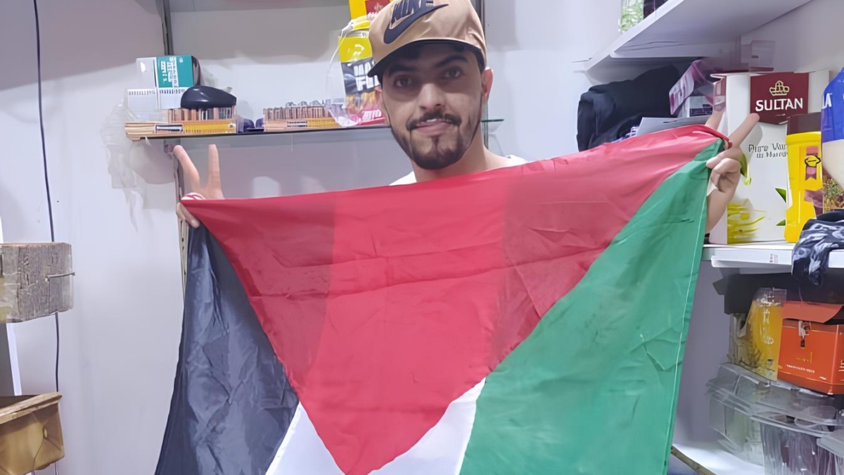 Abdesalam con la bandera saharaui en su tienda de El Aaiún.