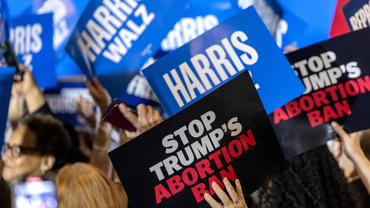 Seguidores del Partido Demócrata portan pancartas proaborto en un mitin en Boynton Beach, Florida, Estados Unidos.