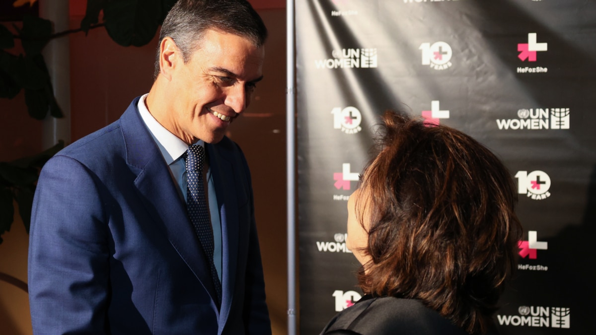 La directora ejecutiva de ONU Mujeres, Sima Sami Bahous, saluda al presidente del Gobierno español, Pedro Sánchez