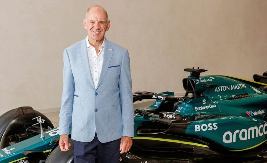 Adrian Newey posa con el Aston Martin en la fábrica del equipo /AM