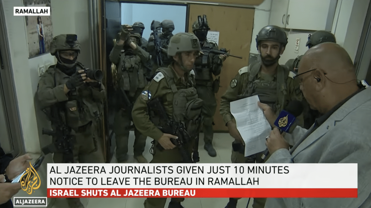 Momento de la redada del ejército israelí contra la delegación de Al Jazeera en Ramala.